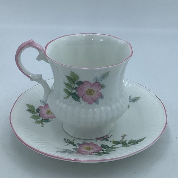 Elizabethan England Hand Decorated Bone China Pink Roses Teacup and S… - Picture 3 of 13